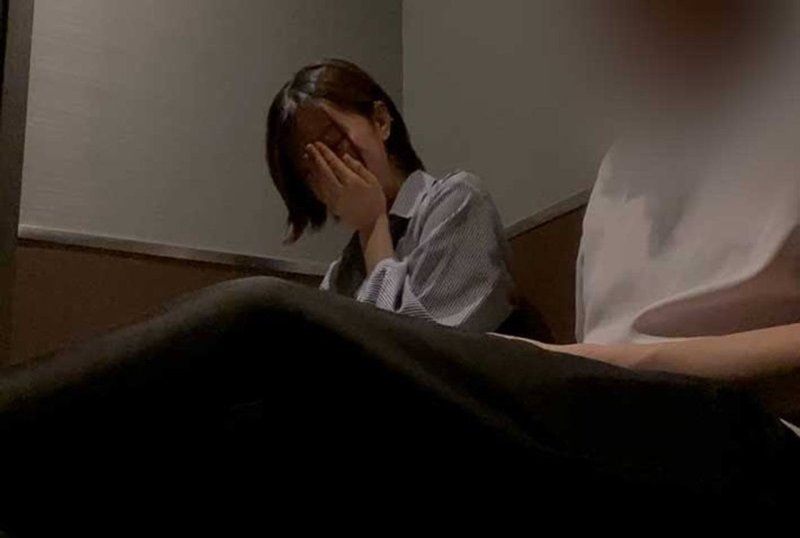 FC2-4597518 18岁排球队女子，人生初次看着坚挺肉棒打手枪口交。 素人