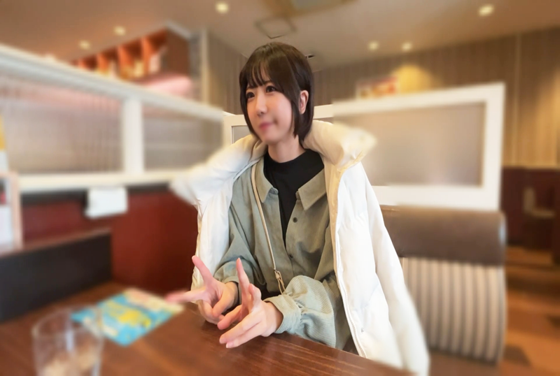 FC2-4665220 新毕业23岁的少女，偷偷在游乐园使用振动器，最终被我带到酒店，做爱阴道内部的深处授精！ 素人