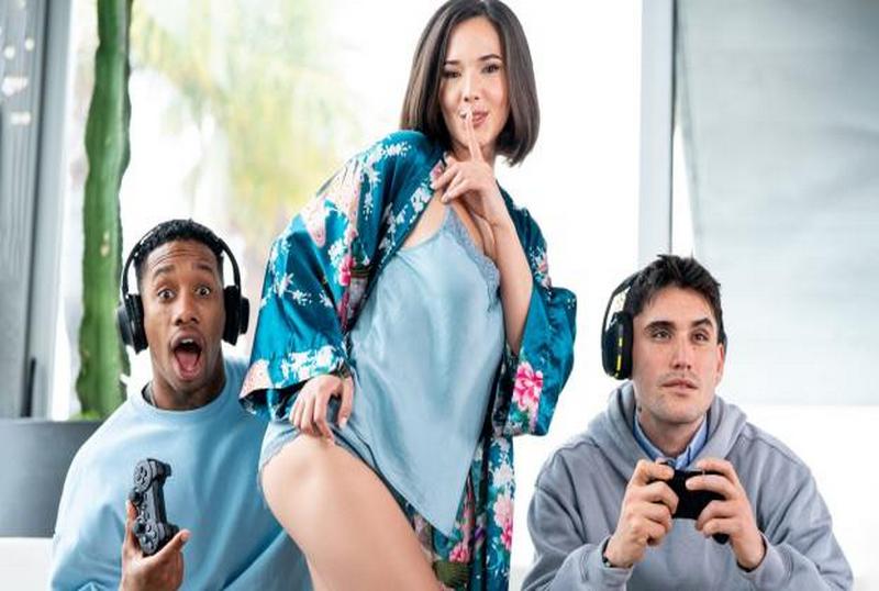 BRRA.25.06.251 他根本不知道熟女正在淋浴时自慰。熟女也想尝尝那种滋味！她浑身湿透，准备一试。 Eve Sweet