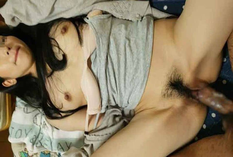 FC2-1018973 我儿子在上学......我第一次在一个装饰著回忆的房间里接受了另一个人的鸡巴 在困惑的同时得到了很多湿的胯部 素人